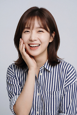 JPG 편집이미지 여자 감정 얼굴 셔츠 웃음 사람 일상 파란색 줄무늬 흰색 비누거품 의료성형뷰티 편집실사 AI인물포토 AI콘텐츠 컬러 상의 무늬 표정 라이프 신체부위 거품 CG 파일형식 AI포토 옷 생활
