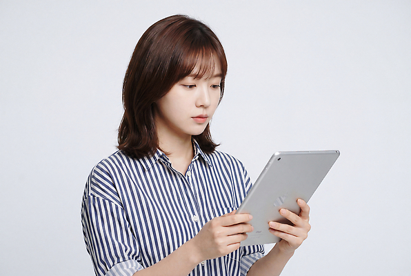JPG 편집이미지 여자 셔츠 기술 태블릿 스크린 기계 줄무늬 정보 작업 집중 흰배경 소통 의료성형뷰티 편집실사 AI인물포토 AI콘텐츠 컨셉 상의 무늬 사람 전자제품 스마트기기 흰색 CG 파일형식 AI포토 옷 컬러