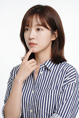 JPG 편집이미지 옷 셔츠 생각 손가락 표정 사람 소녀 촬영 줄무늬 흰색 의료성형뷰티 편집실사 AI인물포토 AI콘텐츠 손 여자 어린이 컬러 상의 무늬 CG 파일형식 AI포토 신체부위