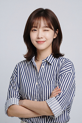 JPG 편집이미지 여자 패션 포즈 표정 웃음 캐주얼 머리 팔짱 촬영 줄무늬 회색 블라우스 의료성형뷰티 스타일 편집실사 AI인물포토 AI콘텐츠 옷 컬러 상의 무늬 모션 사람 신체부위 CG 파일형식 AI포토