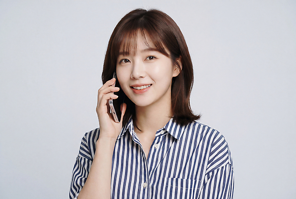JPG 편집이미지 여자 패션 남방 표정 대화 미소 일상 줄무늬 통화 소통 기본 의료성형뷰티 편집실사 AI인물포토 AI콘텐츠 컨셉 셔츠 무늬 모션 말하기 사람 라이프 CG 파일형식 AI포토 상의 생활 옷