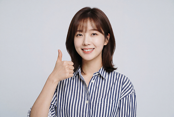 JPG 편집이미지 여자 셔츠 손가락 표정 미소 웃음 사람 줄무늬 최고 밝은색 의료성형뷰티 스타일 편집실사 AI인물포토 AI콘텐츠 손 상의 무늬 CG 파일형식 AI포토 옷 신체부위