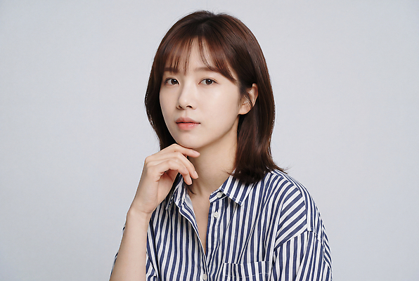 JPG 모델 편집이미지 옷 패션 셔츠 생각 실내 사람 촬영 줄무늬 턱 의료성형뷰티 편집실사 AI인물포토 AI콘텐츠 상의 무늬 내부 CG 파일형식 AI포토