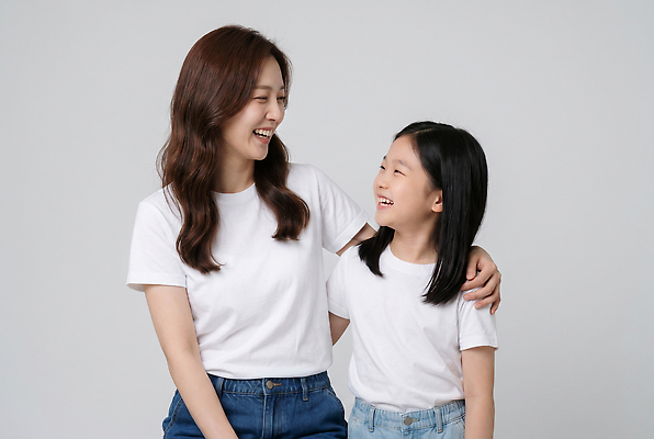 JPG 편집이미지 딸 행복 티셔츠 가족 엄마 실내 표정 대화 웃음 기쁨 틈 편안함 소통 의료성형뷰티 편집실사 AI인물포토 AI콘텐츠 감정 컨셉 셔츠 관계 말하기 내부 감각 CG 파일형식 AI포토 상의 모션 옷