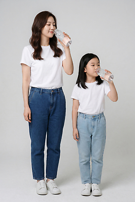 JPG 편집이미지 옷 딸 음료 어린이 가족 엄마 함께함 물 마시기 편안함 의료성형뷰티 편집실사 AI인물포토 AI콘텐츠 자연요소 컨셉 관계 모션 사람 감각 CG 파일형식 AI포토