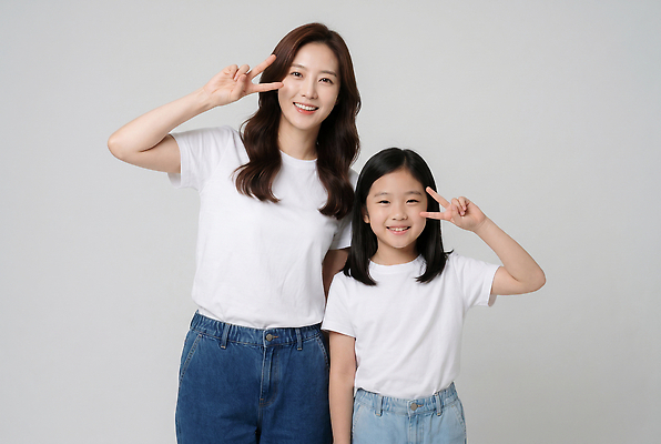 JPG 편집이미지 포즈 티셔츠 가족 모녀 웃음 촬영 의료성형뷰티 편집실사 AI인물포토 AI콘텐츠 딸 셔츠 관계 엄마 표정 CG 파일형식 AI포토 상의 옷