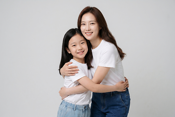 JPG 편집이미지 딸 포즈 가족 안기 스튜디오 미소 웃음 촬영 의료성형뷰티 편집실사 AI인물포토 AI콘텐츠 관계 모션 표정 CG 파일형식 AI포토