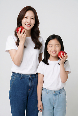JPG 편집이미지 딸 티셔츠 가족 엄마 미소 웃음 사과 심플 의료성형뷰티 편집실사 AI인물포토 AI콘텐츠 셔츠 과일 관계 표정 CG 파일형식 AI포토 상의 옷