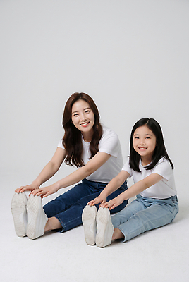 JPG 편집이미지 딸 가족 엄마 실내 건강 운동 스트레칭 편안함 의료성형뷰티 편집실사 AI인물포토 AI콘텐츠 관계 내부 감각 CG 파일형식 AI포토