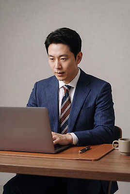 JPG 편집이미지 남자 커피 비즈니스 직장 정장 컵 노트북 컴퓨터 태블릿 사무실 필기구 작업 집중 책상 의료성형뷰티 편집실사 AI인물포토 AI콘텐츠 식기 옷 음료 가구 컨셉 회사 문구용품 사람 전자제품 스마트기기 CG 파일형식 AI포토 생활용품 오브젝트