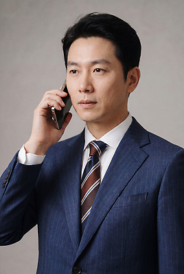 JPG 편집이미지 남자 비즈니스 직장 실내 표정 대화 정장 업무 통화 소통 심각 전문 의료성형뷰티 스타일 편집실사 AI인물포토 AI콘텐츠 옷 컨셉 회사 모션 말하기 사람 내부 작업 CG 파일형식 AI포토