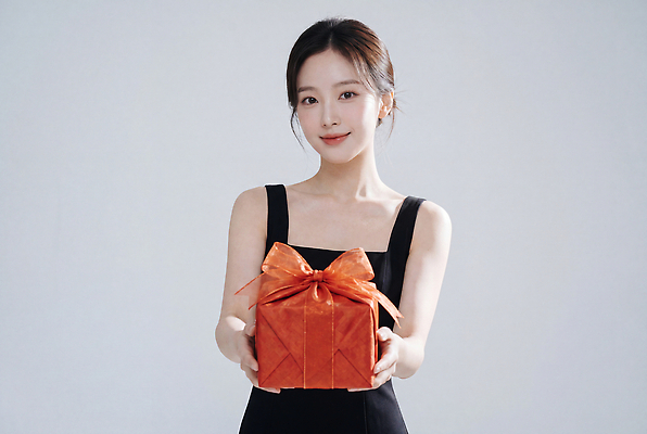 JPG 편집이미지 손 여자 기념일 행복 리본 포장 실내 선물 미소 사람 상자 촬영 축하 의료성형뷰티 편집실사 AI인물포토 AI콘텐츠 감정 컨셉 표정 이벤트 내부 신체부위 CG 파일형식 AI포토