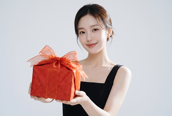 JPG 편집이미지 손 여자 행복 포즈 선물 미소 이벤트 상자 촬영 축하 의료성형뷰티 스타일 편집실사 AI인물포토 AI콘텐츠 감정 컨셉 표정 사람 신체부위 CG 파일형식 AI포토