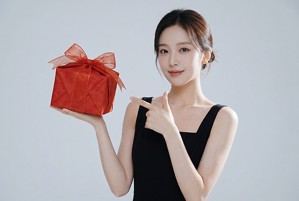 JPG 모델 편집이미지 여자 리본 포즈 실내 선물 상자 촬영 의료성형뷰티 편집실사 AI인물포토 AI콘텐츠 사람 내부 CG 파일형식 AI포토