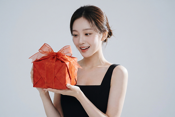 JPG 편집이미지 손 여자 기념일 행복 포장 표정 선물 미소 사람 상자 기쁨 축하 생일 의료성형뷰티 편집실사 AI인물포토 AI콘텐츠 감정 컨셉 이벤트 신체부위 CG 파일형식 AI포토