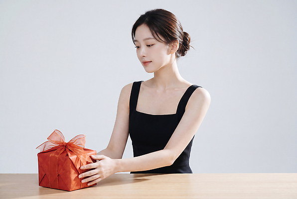 JPG 편집이미지 손 여자 리본 포장 탁자 선물 장식 상자 집중 오브젝트 의료성형뷰티 편집실사 AI인물포토 AI콘텐츠 가구 컨셉 사람 신체부위 CG 파일형식 AI포토 생활용품