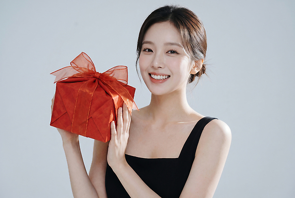 JPG 편집이미지 손 여자 기념일 포장 선물 미소 이벤트 빨간색 상자 기쁨 의료성형뷰티 편집실사 AI인물포토 AI콘텐츠 감정 컬러 표정 사람 신체부위 CG 파일형식 AI포토