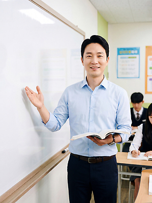 JPG 편집이미지 학생 교육 남자 교실 수업 말하기 책 학습 교사 자료 칠판 강의 학원 의료성형뷰티 편집실사 AI인물포토 AI콘텐츠 직업 학교 모션 사람 CG 파일형식 AI포토