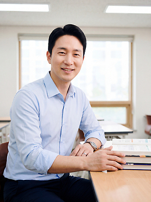 JPG 편집이미지 손 옷 남자 창문 앉기 책 빛 사무실 펜 교사 작업 책상 문서 일과 의료성형뷰티 편집실사 AI인물포토 AI콘텐츠 직업 가구 비즈니스 모션 사람 신체부위 필기구 CG 파일형식 AI포토 생활용품 문구용품 오브젝트