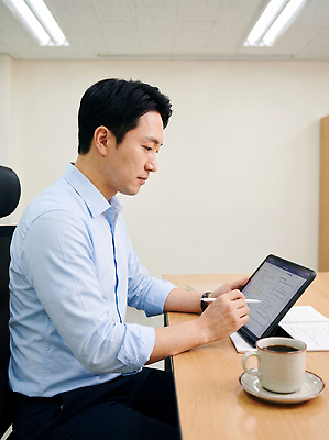 JPG 편집이미지 남자 커피 조명 태블릿 사무실 디지털 교사 업무 작업 집중 책상 의료성형뷰티 편집실사 AI인물포토 AI콘텐츠 직업 음료 가구 컨셉 비즈니스 사람 전자제품 스마트기기 CG 파일형식 AI포토 생활용품 오브젝트