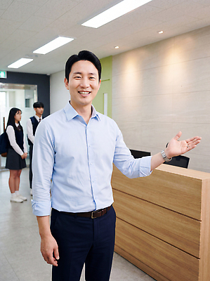 JPG 편집이미지 학생 교육 남자 직장 손짓 사무실 교사 방문 환영 의료성형뷰티 편집실사 AI인물포토 AI콘텐츠 직업 회사 비즈니스 모션 사람 CG 파일형식 AI포토