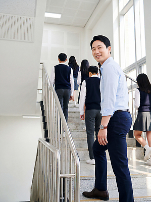 JPG 편집이미지 학생 옷 교육 남자 학교 청소년 함께함 미소 학습 걷기 계단 교사 오르기 의료성형뷰티 편집실사 AI인물포토 AI콘텐츠 직업 컨셉 모션 표정 사람 CG 파일형식 AI포토
