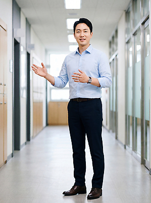 JPG 편집이미지 남자 미소 사람 손짓 사무실 교사 업무 복도 의료성형뷰티 편집실사 AI인물포토 AI콘텐츠 직업 비즈니스 모션 표정 작업 CG 파일형식 AI포토
