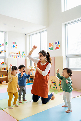 JPG 편집이미지 손 교육 어린이 놀이 웃음 학습 장난감 교사 유치원 놀이방 춤 즐거움 놀기 보육교사 의료성형뷰티 편집실사 AI인물포토 AI콘텐츠 직업 감정 모션 문화예술 표정 사람 신체부위 CG 파일형식 AI포토