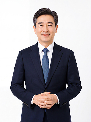 JPG 편집이미지 남자 중년 비즈니스 넥타이 정장 비즈니스맨 남성복 흰배경 리더 의료성형뷰티 편집실사 AI인물포토 AI콘텐츠 잡화 옷 사람 성인 흰색 직장인 CG 파일형식 AI포토 직업 컬러