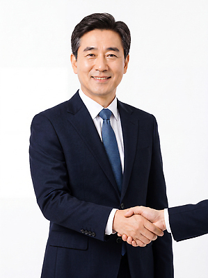 JPG 편집이미지 손 남자 중년 비즈니스 회의 악수 대화 정장 비즈니스맨 리더 공식 소통 의료성형뷰티 편집실사 AI인물포토 AI콘텐츠 옷 컨셉 말하기 사람 손짓 성인 신체부위 직장인 CG 파일형식 AI포토 직업 모션