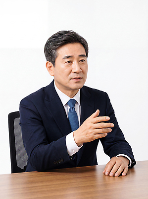 JPG 편집이미지 남자 중년 비즈니스 회의 직장 표정 대화 설명 정장 비즈니스맨 발표 리더 의료성형뷰티 편집실사 AI인물포토 AI콘텐츠 옷 회사 모션 말하기 사람 성인 직장인 CG 파일형식 AI포토 직업
