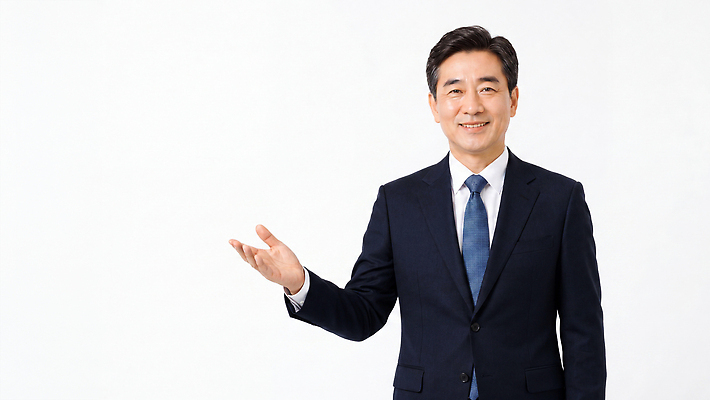 JPG 편집이미지 남자 중년 포즈 비즈니스 직장 미소 정장 손짓 인사 비즈니스맨 발표 리더 세미나 의료성형뷰티 편집실사 AI인물포토 AI콘텐츠 옷 회사 모션 표정 사람 성인 예절 직장인 CG 파일형식 AI포토 직업