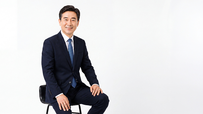 JPG 편집이미지 옷 남자 중년 비즈니스 실내 미소 앉기 정장 촬영 비즈니스맨 리더 의료성형뷰티 편집실사 AI인물포토 AI콘텐츠 모션 표정 사람 성인 내부 직장인 CG 파일형식 AI포토 직업