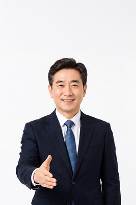 JPG 편집이미지 남자 중년 포즈 비즈니스 직장 대화 미소 정장 인사 비즈니스맨 리더 의료성형뷰티 편집실사 AI인물포토 AI콘텐츠 옷 회사 표정 말하기 사람 성인 예절 직장인 CG 파일형식 AI포토 직업 모션