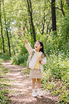 JPG 나무 편집이미지 꽃 길 어린이 운동화 가방 자연 소녀 기쁨 탐험 관찰 숲 의료성형뷰티 편집실사 AI인물포토 AI콘텐츠 식물 잡화 여자 감정 신발 모션 사람 CG 생태계 파일형식 AI포토