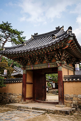 JPG 나무 편집이미지 전통 건축 문화 여행 하늘 한국 풍경 돌 역사 구조물 한옥마을 편집실사 AI포토 AI콘텐츠 식물 아시아 한옥 마을 CG 파일형식 한국전통 나라 고건축 건축물