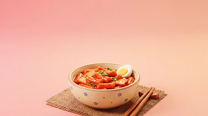 JPG 편집이미지 그릇 한식 음식 요리 계란 식사 소스 맛 떡볶이 파 이미지편집 AI컴퓨터그래픽 AI콘텐츠 식기 컨셉 채소 알 양념 분식 파일형식
