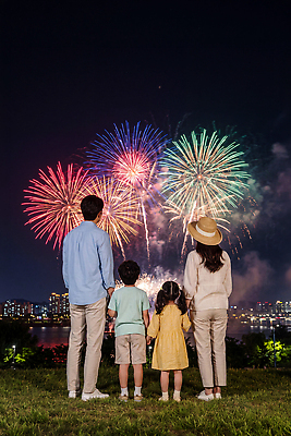 JPG 편집이미지 야경 하늘 불꽃 불꽃놀이 풍경 소녀 소년 잔디 성인 축제 감상 도시 가족라이프 밤 즐거움 의료성형뷰티 편집실사 AI인물포토 AI콘텐츠 식물 라이프스타일 여자 남자 감정 어린이 가족 놀이 불 사람 야간 CG 파일형식 AI포토 자연요소 관계 생활