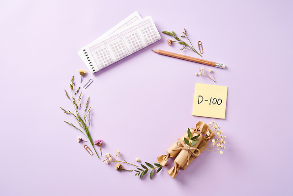 JPG 편집이미지 꽃 종이 연필 보라색 수능 시험 메모지 풀 계획 샤프 준비 클립 D-100 OMR카드 준비물 편집실사 AI포토 AI콘텐츠 식물 교육 컬러 컨셉 학용품 필기구 펜 사무용품 CG 답안지 디데이 파일형식 문구용품 오브젝트