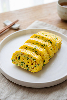 JPG 편집이미지 접시 음식 재료 건강 요리 계란 부추 계란말이 맛있는 편집실사 AI포토 AI콘텐츠 식기 채소 알 계란요리 CG 파일형식