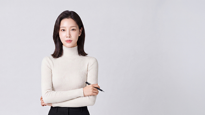 JPG 모델 편집이미지 직업 옷 여자 패션 포즈 미소 일상 펜 팔짱 스웨터 의료성형뷰티 스타일 편집실사 AI인물포토 AI콘텐츠 상의 모션 표정 사람 라이프 필기구 CG 파일형식 AI포토 문구용품 생활 오브젝트