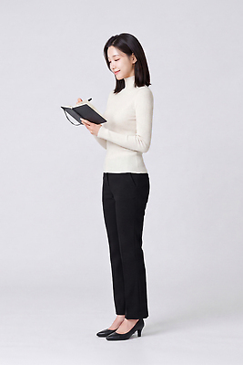 JPG 편집이미지 여자 미소 사무실 공책 기록 작업 집중 의료성형뷰티 편집실사 AI인물포토 AI콘텐츠 컨셉 비즈니스 문구용품 표정 사람 CG 파일형식 AI포토 오브젝트