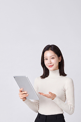 JPG 모델 편집이미지 여자 비즈니스 커뮤니케이션 설명 미소 앞모습 태블릿 의료성형뷰티 스타일 편집실사 AI인물포토 AI콘텐츠 뷰포인트 모션 표정 사람 전자제품 스마트기기 CG 파일형식 AI포토