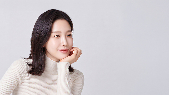 JPG 모델 편집이미지 여자 패션 생각 스튜디오 미소 스웨터 집중 의료성형뷰티 스타일 편집실사 AI인물포토 AI콘텐츠 컨셉 상의 표정 사람 CG 파일형식 AI포토 옷