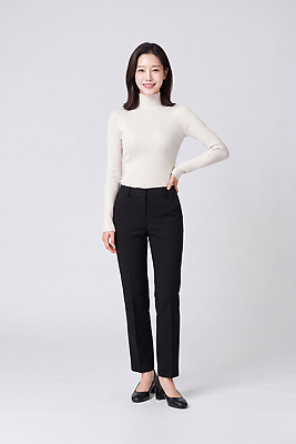 JPG 편집이미지 옷 여자 패션 바지 실내 서기 미소 사람 스웨터 의료성형뷰티 스타일 편집실사 AI인물포토 AI콘텐츠 상의 모션 하의 표정 내부 CG 파일형식 AI포토