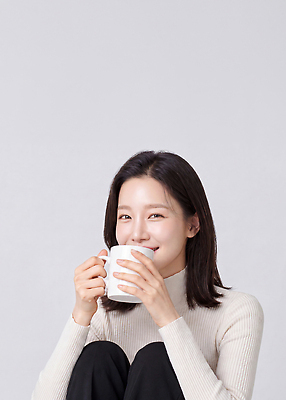 JPG 편집이미지 옷 여자 행복 커피 표정 미소 앉기 일상 컵 마시기 편안함 의료성형뷰티 편집실사 AI인물포토 AI콘텐츠 식기 감정 음료 모션 사람 라이프 감각 CG 파일형식 AI포토 생활