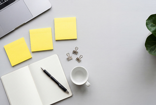 JPG 편집이미지 컵 사무실 펜 공책 자료 도구 기록 메모지 보고 책상 포스트잇 문서 정리 편집실사 AI포토 AI콘텐츠 식기 가구 비즈니스 문구용품 필기구 사무용품 발표 CG 파일형식 생활용품 오브젝트