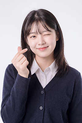 JPG 편집이미지 여자 포즈 셔츠 표정 윙크 한명 미소 흰색 하트 카디건 손하트 인기 의료성형뷰티 편집실사 AI인물포토 AI콘텐츠 모양 1 컬러 상의 사람 손짓 외투 CG 파일형식 AI포토 옷 모션