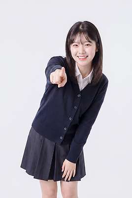 JPG 편집이미지 학생 여자 교복 포즈 한명 웃음 상반신 흰색 가리킴 의료성형뷰티 편집실사 AI인물포토 AI콘텐츠 1 옷 컬러 표정 사람 손짓 CG 파일형식 AI포토 모션