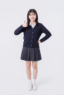 JPG 편집이미지 학생 여학생 여자 패션 교복 포즈 신발 학교 한명 미소 앞모습 엄지손가락 흰색 의료성형뷰티 편집실사 AI인물포토 AI콘텐츠 1 옷 교육 뷰포인트 컬러 손가락 표정 사람 CG 파일형식 AI포토 손 신체부위